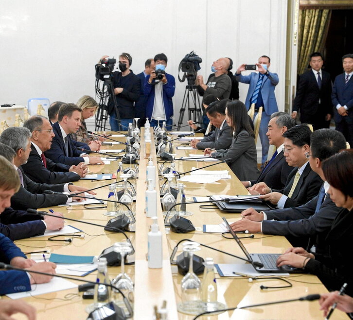Wang y Lavrov, a la cabeza de las delegaciones china y rusa, ayer en Moscú.