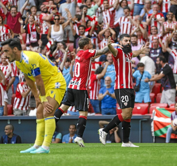 Asier Villalibrek denboraldiko lehen gola ospatu zuen San Mamesen Cadizen kontra.