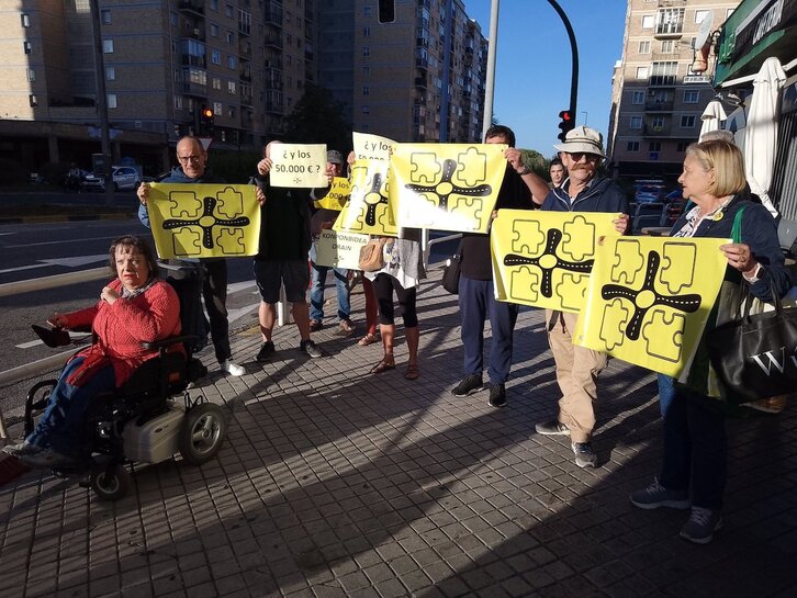 Protesta vecinal hoy en Sanduzelai contra el «parche» de los pasos de cebra en la rotonda.