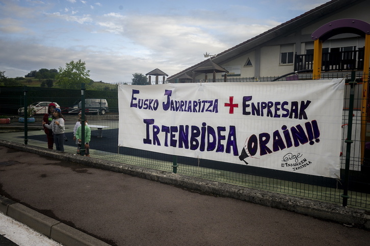 Eskola garraioren egoera dela eta Aiarako Etxaurren ikastolan egindako protesta.