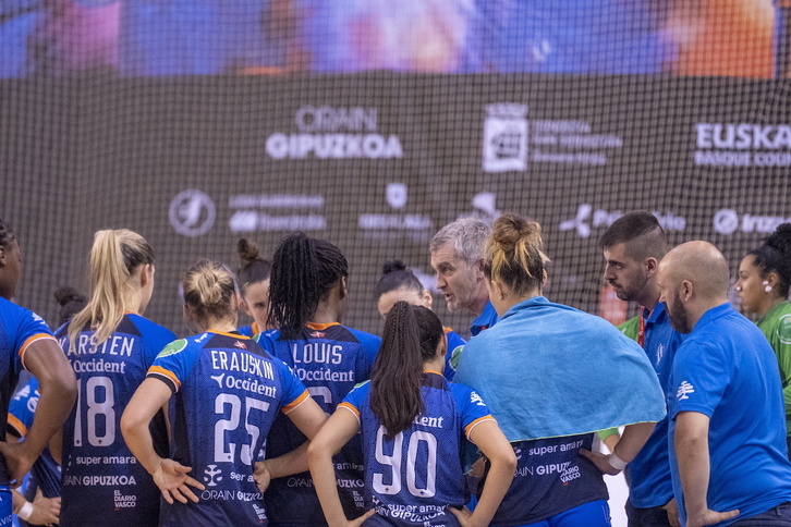 Imanol Álvarez charla con sus jugadoras en el partido ante el Guardés.