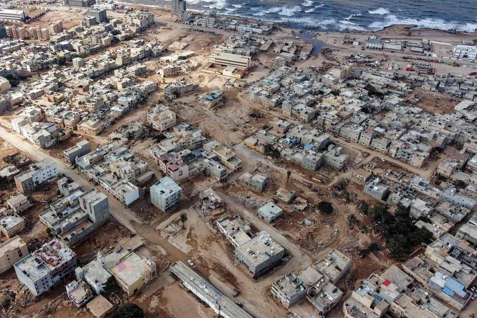 Vista aérea de la ciudad costera de Derna una semana después del paso del ciclón Daniel.
