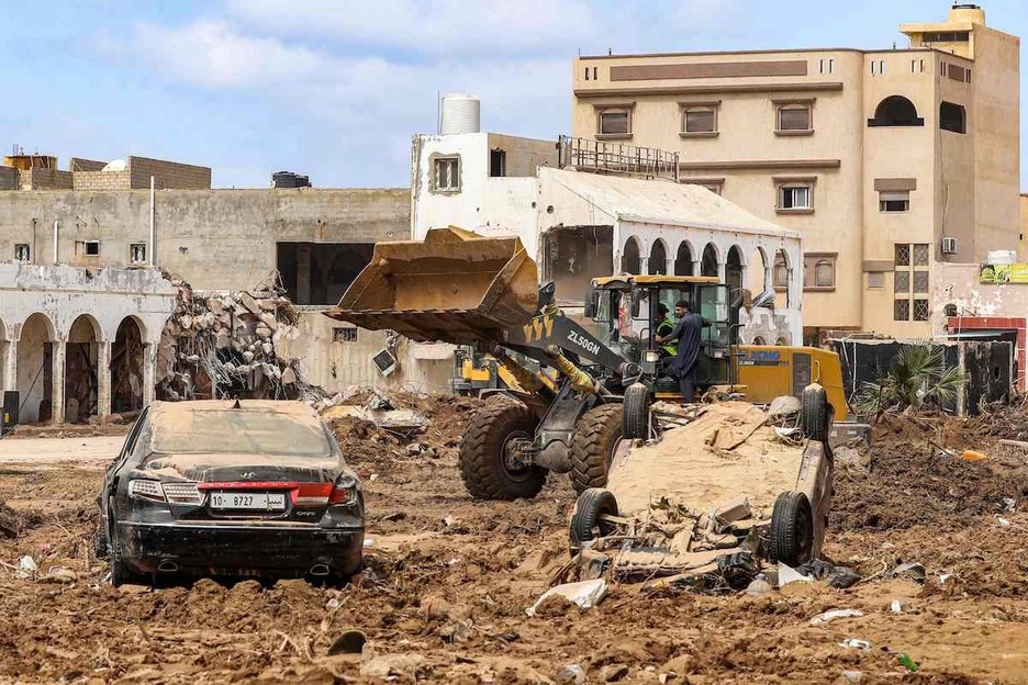 Una excavadora retira escombros en la ciudad de Derna, en el este de Libia.