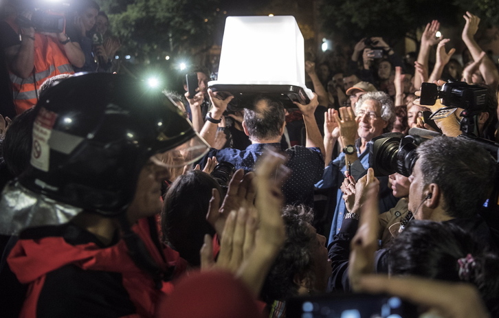 Urriaren 1a Bartzelonan, hautetsontzi baten iritsiera.