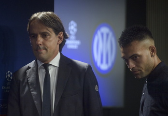El técnico del Inter, Simone Inzaghi, junto a Lautaro Martínez.