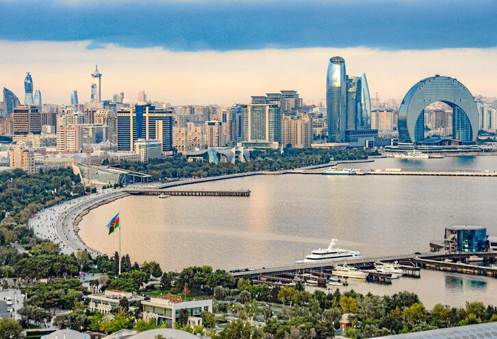 Vista general de la opulenta capital azerí.