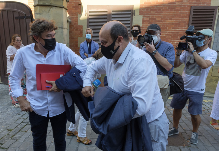 El presidente del EBB, Andoni Ortuzar, y el hoy secretario general del PSE, Eneko Andueza, en un encuentro durante la pandemia. 