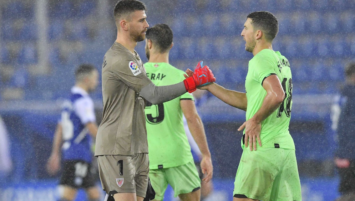 Simon eta De Marcos, Athleticek Mendizorrotzan jokatutako azken partidan. (@AthleticClub) Simon eta De Marcos, Athleticek Mendizorrotzan jokatutako azken partidan. (@AthleticClub)