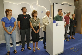 Juan Karlos Izagirre y los demás ediles de EH Bildu, en la rueda de prensa del miércoles.