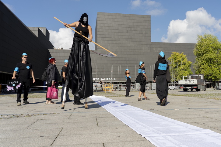 La Muerte se pasea en las inmediaciones del Baluarte de Iruñea, donde se está celebrando la reunión del Consejo de Administración de Frontex.