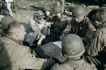 Spielberg junto a los protagonistas de 'Salvar al soldado Ryan'.