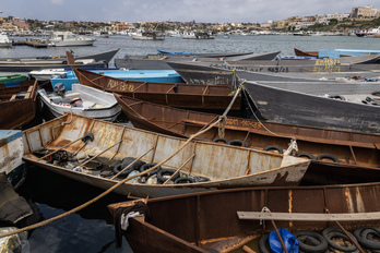 Barcazas acumuladas en el puerto de Lampedusa. 