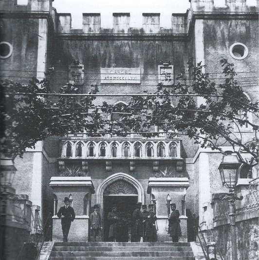Fachada principal de la cárcel de Larrinaga, en el barrio bilbaino de Solokoetxe.