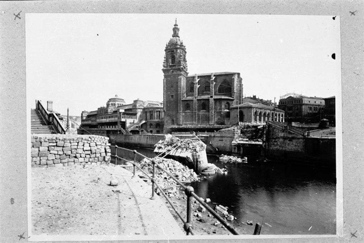 El puente de San Antón destruido para ralentizar la entrada del ejército franquista. (Fondo Bidasoa/Sancho de Beurko)