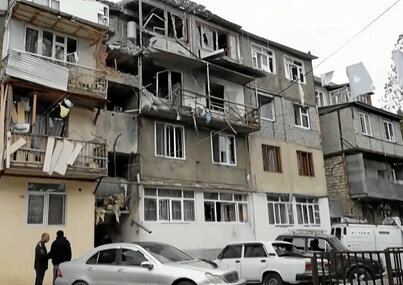 Edificio de viviendas alcanzado por los proyectiles azerbaiyanos en Stepanakert.