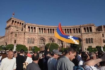 Una bandera de Nagorno-Karabaj en la capital armenia.