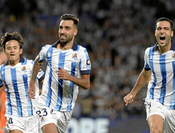 Brais Méndez, Kubo y Merino celebran el gol del gallego en el inicio del partido.