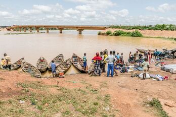 Un grupo de personas dispuestas a embarcarse a través del río Níger que divide Benin y Níger en la ciudad de Malanville.