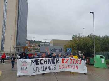Los trabajadores de Mecaner se han manifestado en este día de huelga en la planta de Urduliz.