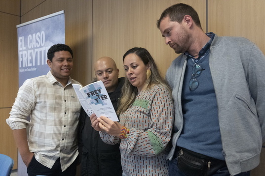 Jorge Freytter Florián, Julián Martínez, Yessika Hoyos y Tonio David Hecker ojean una publicación de la asociación.
