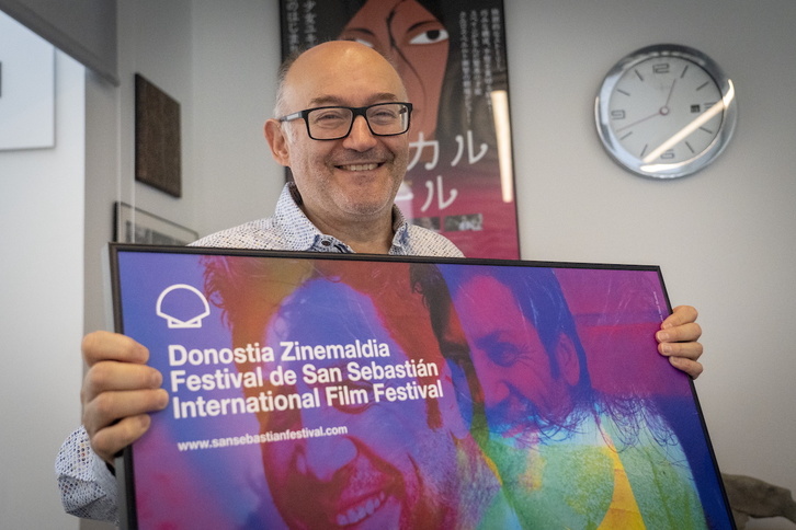 José Luis Rebordinos, con el cartel. El actor recibirá el Premio Donostia el año que viene. 
