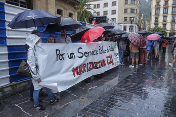 Varios sindicatos han denunciado recortes en el servicio de autobús del Ayuntamiento de Donostia.