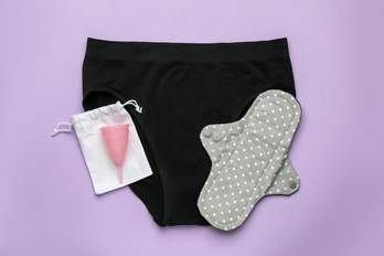 Las farmacias catalanas repartirán copas menstruales, bragas absorbentes y compresas de tela.