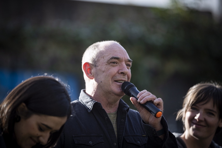 Andoni Egaña, mikroa hartuta kantuan.