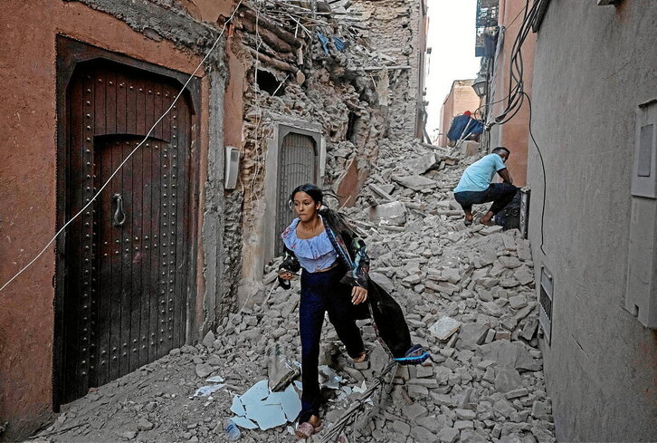 Neskato bat Marrakexeko kasbahtik ihesi.