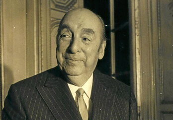 Un coleccionista sostiene «Veinte Poemas de Amor y una canción desesperada», del poeta Pablo Neruda, dedicado a Gabriel García Márquez.