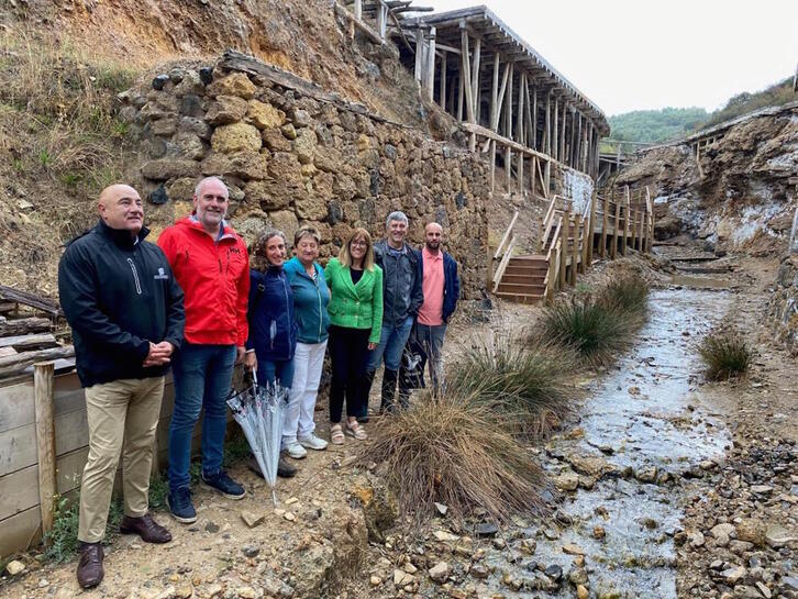 Foru Aldundiko ordezkariak, errekara egindako bisitan.