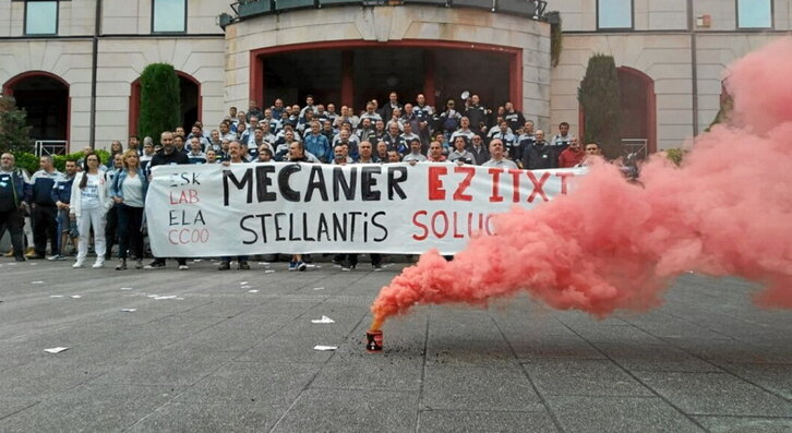 Trabajadores de Mecaner concentrados ante el Ayuntamiento de Urduliz.
