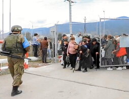 Civiles armenios se refugian en una base militar rusa cerca de Stepanekert.