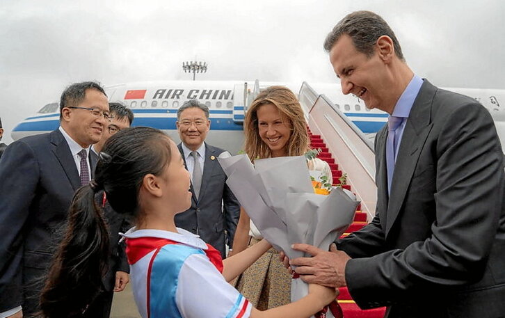Al-Assad eta bere emaztea, Asma, Pekinera iritsitakoan.