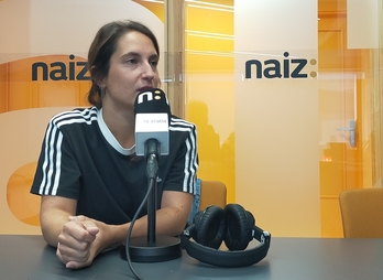 Leire Arana Aranzadiko kidea NAIZ irratiko estudioetan