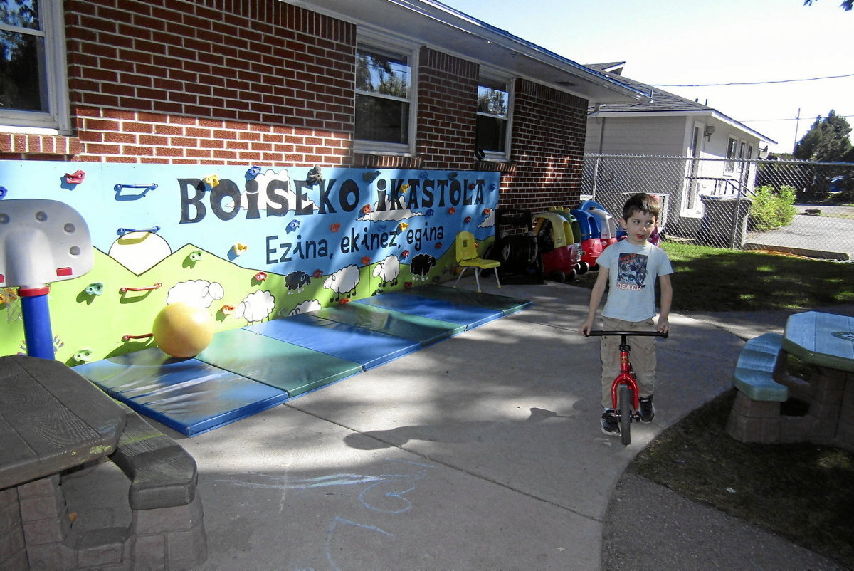 Boiseko ikastolaren kanpoaldea. Urtzi URRUTIKOETXEA