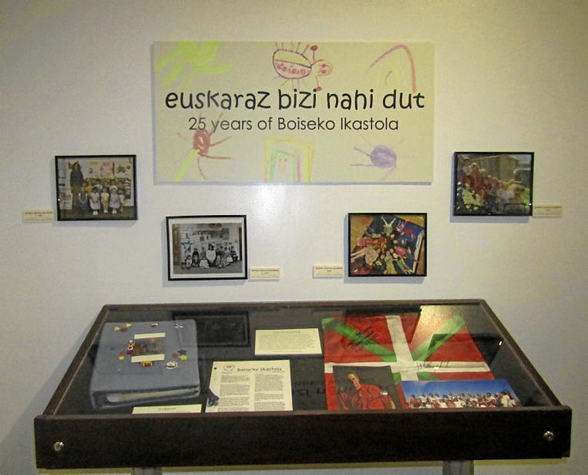 Ikastolaren 25. urtemugaren harira erakusketa bat egin dute. Urtzi URRUTIKOETXEA