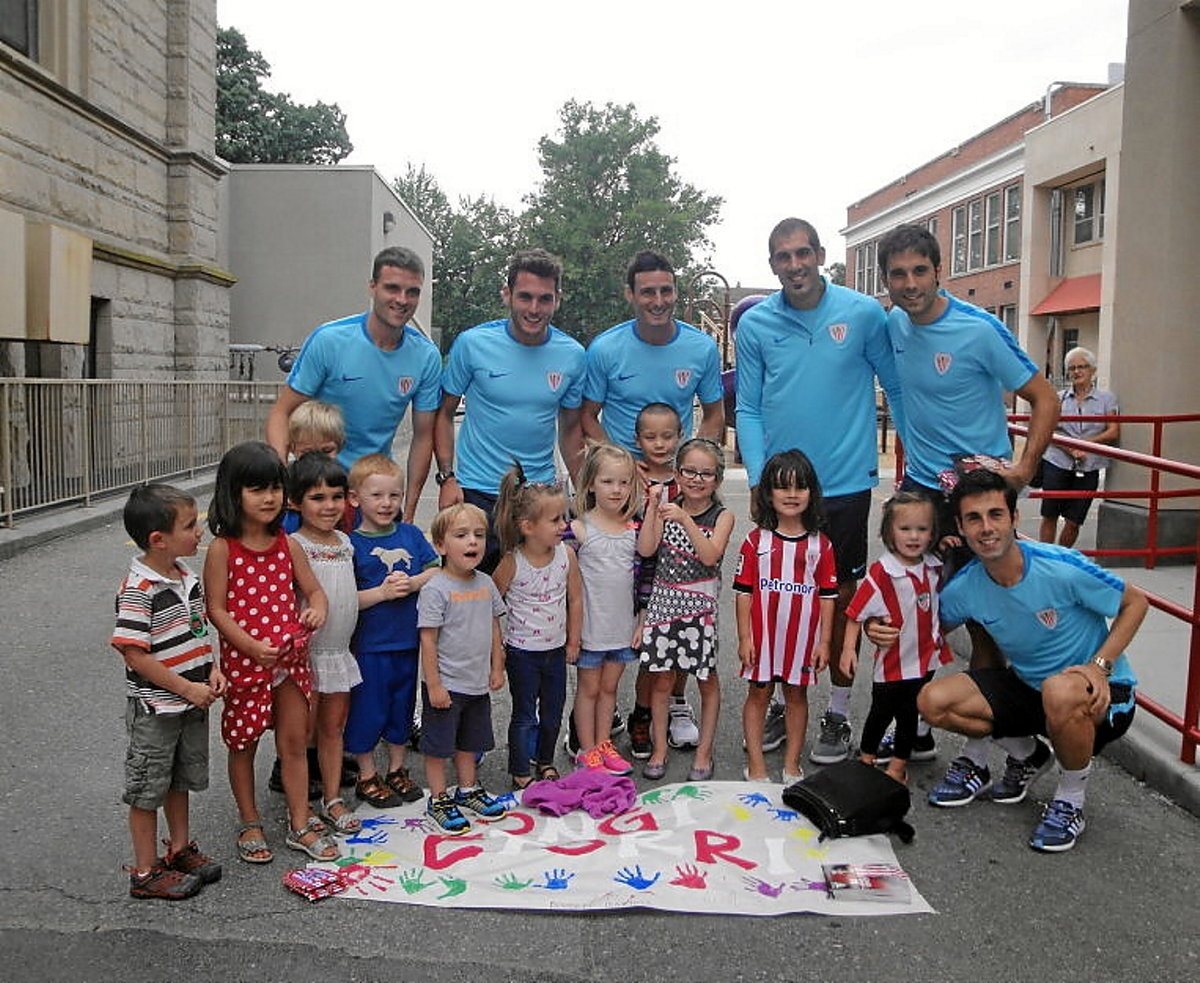 Athletic taldeko futbolarien bisita, 2015ean.