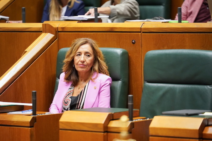 La consejera Olatz Garamendi se muestra molesta en el Parlamento cuando debe hablar de esta materia.