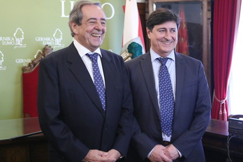 José María Gorroño y su hermano Iñaki sonríen tras lograr la Alcaldía gracias al apoyo del PNV.