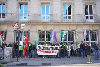 Concentración de trabajadores de Emergentziak Osakidetza ante el Parlamento de Gasteiz.