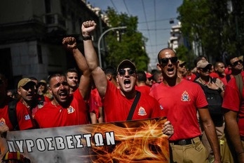 Bomberos lideran una protesta ante el Parlamento griego contra esta reforma laboral.