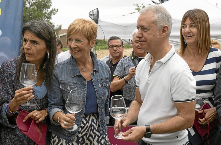 Melgosa, Tapia, Urkullu y Mendia el pasado domingo en la Fiesta de la Vendimia, celebrada en Navaridas.
