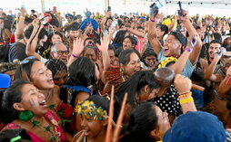 Indígenas brasileños celebran la sentencia bajo una carpa ante el Tribunal Supremo.
