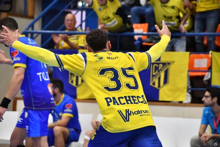 Celebrando uno de sus espectaculares goles, Pacheco ha guiado en ataque a Bidasoa en el tramo final.