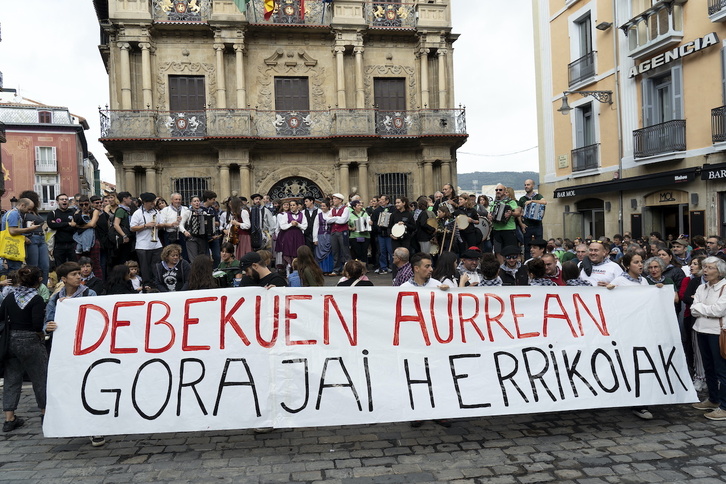 Udaletxe plazan deitu dute protesta.