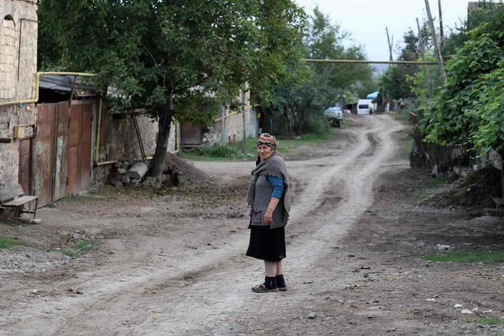 Una mujer en la aldea armenia de Kordnizor.