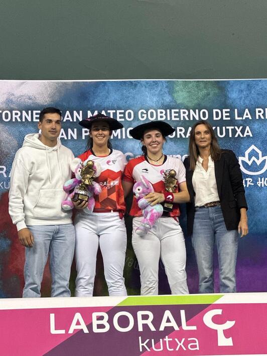 Olatz Arrizabalaga eta Nora Mendizabal euren txapelekin, Victor Esteban, torneoko enbaxadorea, aldamenean dutela.