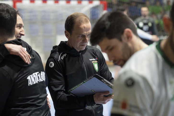 Quique Domínguez da instrucciones a sus jugadores.