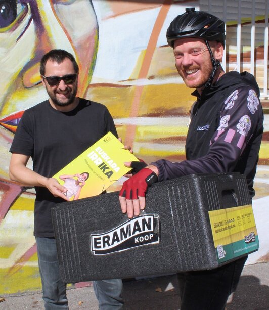 Gasteizko IKA euskaltegiak eta Eraman Koopek hitzarmena sinatu dute.